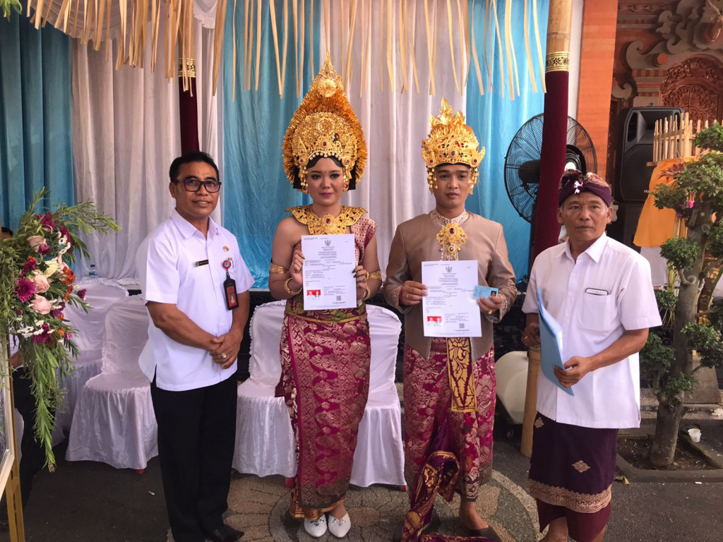 Implementasi Smartvillage di Desa Dalung, Penyerahan KK, Akta Perkawinan dan KTP kepada Mempelai